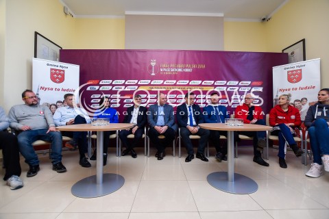  09.03.2018 NYSA<br />SIATKOWKA - KONFERENCJA INAUGURUJACA FINAL PUCHARU POLSKI KOBIET W NYSIE<br />N/Z KORDIAN KOLBIARZ, ARTUR POPKO, BOGDAN WYCZALKOWSKI, WALDEMAR KOBIENIA, MICHAL MASEK, MARCIN SAWONIUK, JACEK PASINSKI, ANITA KWIATKOWSKA, BLAZEJ KRZYSZTALOWICZ, GABRIELA POLANSKA, JACEK SKROK, ALEKSANDRA PRZEPIORKA<br /> 