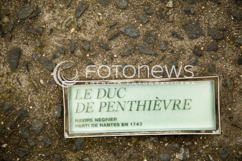  11.03.2018 NANTES FRANCJA<br />MUZEUM POMNIK ZNIESIENIA NIEWOLNICTWA W NANTES <br />MEMORIAL DE L ABOLITION DE L ESCLAVAGE<br />ZDJECIE ILUSTRACYJNE <br />N/Z JEDNA Z 2000 TABLICZEK WMUROWANYCH W CHODNIK Z NAZWA STATKU I DATA WYPLYNIECIA PO NIEWOLNIKOW <br /> 