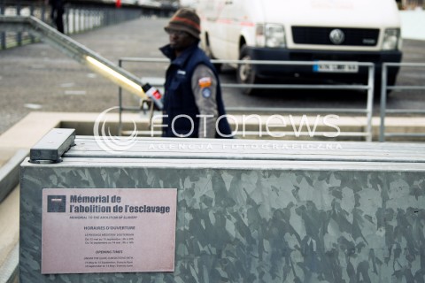  11.03.2018 NANTES FRANCJA<br />MUZEUM POMNIK ZNIESIENIA NIEWOLNICTWA W NANTES <br />MEMORIAL DE L ABOLITION DE L ESCLAVAGE<br />ZDJECIE ILUSTRACYJNE <br />N/Z WEJSCIE DO PODZIEMNEGO PASAZU CENTRUM POMNIKOWEGO WZDLUZ NABRZEZA LOARY; QUAI DE LA FOSSE <br /> 