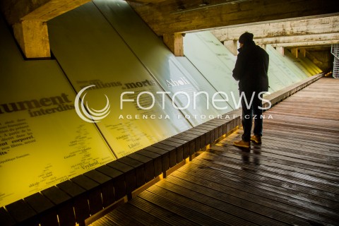 11.03.2018 NANTES FRANCJA<br />MUZEUM POMNIK ZNIESIENIA NIEWOLNICTWA W NANTES <br />MEMORIAL DE L ABOLITION DE L ESCLAVAGE<br />ZDJECIE ILUSTRACYJNE <br />N/Z PODZIEMNY PASAZ CENTRUM POMNIKOWEGO WZDLUZ NABRZEZA LOARY <br /> 