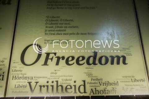  11.03.2018 NANTES FRANCJA<br />MUZEUM POMNIK ZNIESIENIA NIEWOLNICTWA W NANTES <br />MEMORIAL DE L ABOLITION DE L ESCLAVAGE<br />ZDJECIE ILUSTRACYJNE <br />N/Z TABLICA ZE SLOWEM WOLNOSC W 47 JEZYKACH W PODZIEMNYM PASAZU CENTRUM POMNIKOWEGO WZDLUZ NABRZEZA LOARY <br /> 