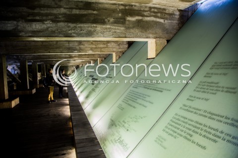  11.03.2018 NANTES FRANCJA<br />MUZEUM POMNIK ZNIESIENIA NIEWOLNICTWA W NANTES <br />MEMORIAL DE L ABOLITION DE L ESCLAVAGE<br />ZDJECIE ILUSTRACYJNE <br />N/Z PODZIEMNY PASAZ CENTRUM POMNIKOWEGO WZDLUZ NABRZEZA LOARY <br /> 