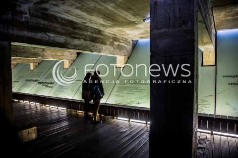  11.03.2018 NANTES FRANCJA<br />MUZEUM POMNIK ZNIESIENIA NIEWOLNICTWA W NANTES <br />MEMORIAL DE L ABOLITION DE L ESCLAVAGE<br />ZDJECIE ILUSTRACYJNE <br />N/Z PODZIEMNY PASAZ CENTRUM POMNIKOWEGO WZDLUZ NABRZEZA LOARY <br /> 