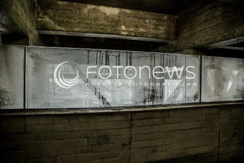  11.03.2018 NANTES FRANCJA<br />MUZEUM POMNIK ZNIESIENIA NIEWOLNICTWA W NANTES <br />MEMORIAL DE L ABOLITION DE L ESCLAVAGE<br />ZDJECIE ILUSTRACYJNE <br />N/Z PODZIEMNY PASAZ CENTRUM POMNIKOWEGO WZDLUZ NABRZEZA LOARY <br /> 