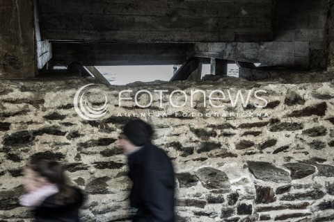  11.03.2018 NANTES FRANCJA<br />MUZEUM POMNIK ZNIESIENIA NIEWOLNICTWA W NANTES <br />MEMORIAL DE L ABOLITION DE L ESCLAVAGE<br />ZDJECIE ILUSTRACYJNE <br />N/Z PODZIEMNY PASAZ CENTRUM POMNIKOWEGO WZDLUZ NABRZEZA LOARY <br /> 