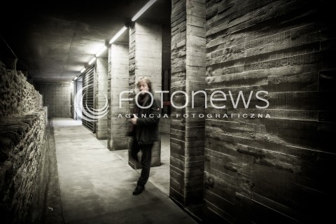  11.03.2018 NANTES FRANCJA<br />MUZEUM POMNIK ZNIESIENIA NIEWOLNICTWA W NANTES <br />MEMORIAL DE L ABOLITION DE L ESCLAVAGE<br />ZDJECIE ILUSTRACYJNE <br />N/Z PODZIEMNY PASAZ CENTRUM POMNIKOWEGO WZDLUZ NABRZEZA LOARY <br /> 