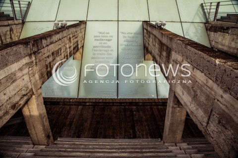  11.03.2018 NANTES FRANCJA<br />MUZEUM POMNIK ZNIESIENIA NIEWOLNICTWA W NANTES <br />MEMORIAL DE L ABOLITION DE L ESCLAVAGE<br />ZDJECIE ILUSTRACYJNE <br />N/Z WEJSCIE DO PODZIEMNEGO PASAZU CENTRUM POMNIKOWEGO WZDLUZ NABRZEZA LOARY; QUAI DE LA FOSSE <br /> 