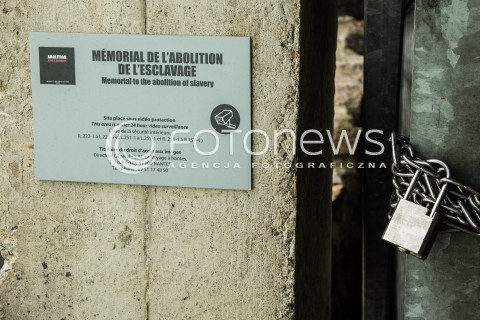  11.03.2018 NANTES FRANCJA<br />MUZEUM POMNIK ZNIESIENIA NIEWOLNICTWA W NANTES <br />MEMORIAL DE L ABOLITION DE L ESCLAVAGE<br />ZDJECIE ILUSTRACYJNE <br />N/Z PODZIEMNY PASAZ CENTRUM POMNIKOWEGO WZDLUZ NABRZEZA LOARY <br /> 