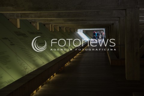  11.03.2018 NANTES FRANCJA<br />MUZEUM POMNIK ZNIESIENIA NIEWOLNICTWA W NANTES <br />MEMORIAL DE L ABOLITION DE L ESCLAVAGE<br />ZDJECIE ILUSTRACYJNE <br />N/Z PODZIEMNY PASAZ CENTRUM POMNIKOWEGO WZDLUZ NABRZEZA LOARY <br /> 