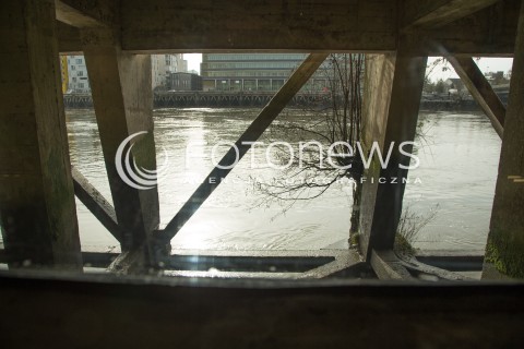  11.03.2018 NANTES FRANCJA<br />MUZEUM POMNIK ZNIESIENIA NIEWOLNICTWA W NANTES <br />MEMORIAL DE L ABOLITION DE L ESCLAVAGE<br />ZDJECIE ILUSTRACYJNE <br />N/Z NABRZEZE LOARY Z TEGO MIEJSCA WYPLYWALY STATKI PO NIEWOLNIKOW <br /> 