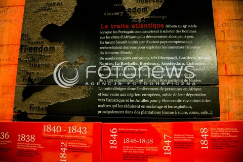  11.03.2018 NANTES FRANCJA<br />MUZEUM POMNIK ZNIESIENIA NIEWOLNICTWA W NANTES <br />MEMORIAL DE L ABOLITION DE L ESCLAVAGE<br />ZDJECIE ILUSTRACYJNE <br />N/Z PODZIEMNY PASAZ CENTRUM POMNIKOWEGO WZDLUZ NABRZEZA LOARY <br /> 