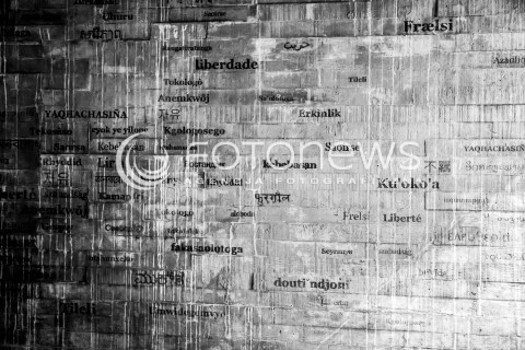  11.03.2018 NANTES FRANCJA<br />MUZEUM POMNIK ZNIESIENIA NIEWOLNICTWA W NANTES <br />MEMORIAL DE L ABOLITION DE L ESCLAVAGE<br />ZDJECIE ILUSTRACYJNE <br />N/Z TABLICA ZE SLOWEM WOLNOSC W 47 JEZYKACH W PODZIEMNYM PASAZU CENTRUM POMNIKOWEGO WZDLUZ NABRZEZA LOARY <br /> 
