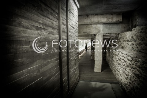  11.03.2018 NANTES FRANCJA<br />MUZEUM POMNIK ZNIESIENIA NIEWOLNICTWA W NANTES <br />MEMORIAL DE L ABOLITION DE L ESCLAVAGE<br />ZDJECIE ILUSTRACYJNE <br />N/Z PODZIEMNY PASAZ CENTRUM POMNIKOWEGO WZDLUZ NABRZEZA LOARY <br /> 