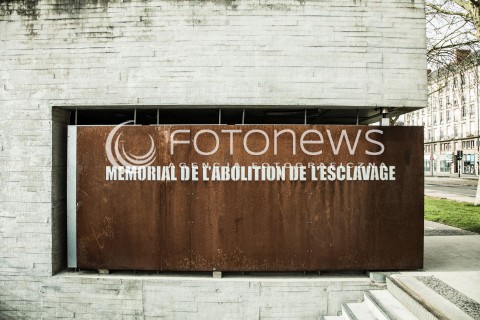  11.03.2018 NANTES FRANCJA<br />MUZEUM POMNIK ZNIESIENIA NIEWOLNICTWA W NANTES <br />MEMORIAL DE L ABOLITION DE L ESCLAVAGE<br />ZDJECIE ILUSTRACYJNE <br />N/Z WEJSCIE DO PODZIEMNEGO PASAZU CENTRUM POMNIKOWEGO WZDLUZ NABRZEZA LOARY; QUAI DE LA FOSSE <br /> 