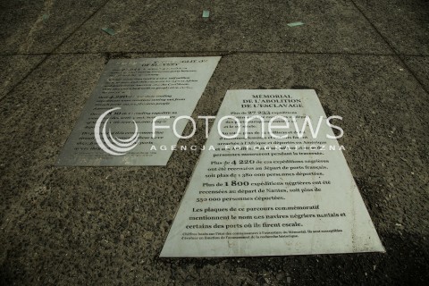  11.03.2018 NANTES FRANCJA<br />MUZEUM POMNIK ZNIESIENIA NIEWOLNICTWA W NANTES <br />MEMORIAL DE L ABOLITION DE L ESCLAVAGE<br />ZDJECIE ILUSTRACYJNE <br />N/Z TABLICE PRZED WEJSCIEM DO CENTRUM POMNIKOWEGO POKAZUJACE OGROM PROCEDERU HANDLU NIEWOLNIKAMI <br /> 