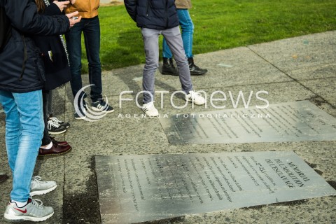  11.03.2018 NANTES FRANCJA<br />MUZEUM POMNIK ZNIESIENIA NIEWOLNICTWA W NANTES <br />MEMORIAL DE L ABOLITION DE L ESCLAVAGE<br />ZDJECIE ILUSTRACYJNE <br />N/Z TURYSCI PRZED WEJSCIEM DO CENTRUM POMNIKOWEGO WZDLUZ NABRZEZA LOARY; QUAI DE LA FOSSE <br /> 