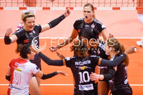  11.03.2018 NYSA<br />SIATKOWKA - MECZ FINALU PUCHARU POLSKI KOBIET 2018<br />LKS COMMERCECON LODZ - GROT BUDOWLANI LODZ<br />N/Z IZABELA KOWALINSKA KRYSTYNA STRASZ DEJA MCCLENDON DOMINIKA MRAS REGIANE BIDIAS ZUZANNA EFIMIENKO MLOTKOWSKA<br /> 