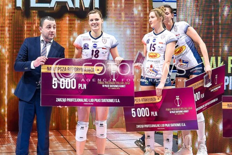  11.03.2018 NYSA<br />SIATKOWKA - MECZ FINALU PUCHARU POLSKI KOBIET 2018<br />LKS COMMERCECON LODZ - GROT BUDOWLANI LODZ<br />N/Z PAVLA VINCOUROVA NAJLEPSZA ROZGRYWAJACA PUCHARU POLSKI WRAZ Z KAJA GROBELNA GABRIELA POLANSKA<br /> 