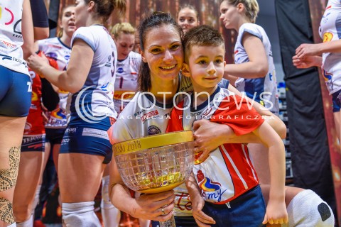  11.03.2018 NYSA<br />SIATKOWKA - MECZ FINALU PUCHARU POLSKI KOBIET 2018<br />LKS COMMERCECON LODZ - GROT BUDOWLANI LODZ<br />N/Z GABRIELA POLANSKA Z PUCHAREM POLSKI RADOSC<br /> 