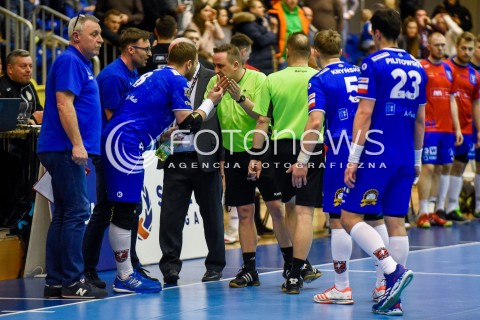  17.03.2018 GDANSK<br />PGNIG SUPERLIGA W PILCE RECZNEJ<br />SEZON 2017/2018<br />MECZ WYBRZEZE GDANSK - MMTS KWIDZYN<br />N/Z SEDZIA DYKTUJE RZUT KARNY DLA WYBRZEZA GDANSK W OSTATNIEJ SEKUNDZIE MECZU KTORY DOPROWADZIL DO SERII RZUTOW KARNYCH<br /> 