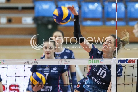  18.03.2018 RZESZOW <br />SIATKOWKA LIGA SIATKOWKI KOBIET LSK 2017/2018 WOMEN VOLLEYBALL POLAND POLISH LEAGUE <br />MECZ DEVELOPRES SKYRES RZESZOW - CHEMIK POLICE <br />N/Z BERENIKA TOMSIA SYLWETKA ATAK <br /> 