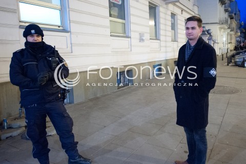  19.03.2018 WARSZAWA<br />MANIFESTACJA NARODOWCOW POD AMBASADA UKRAINY<br />N/Z POLICJANT UCZESTNIK<br /> 