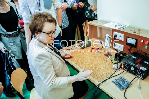  21.03.2018 PIASECZNO<br />DZIEN NOWYCH TECHNOLOGII W EDUKACJI Z UDZIALEM MINISTER EDUKACJI NARODOWEJ ANNY ZALEWSKIEJ<br />N/Z ANNA ZALEWSKA MINISTER EDUKACJI NARODOWEJ PRZY STOLE LABORATORYJNYM<br /> 