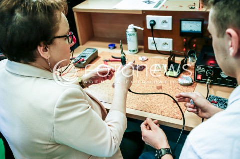  21.03.2018 PIASECZNO<br />DZIEN NOWYCH TECHNOLOGII W EDUKACJI Z UDZIALEM MINISTER EDUKACJI NARODOWEJ ANNY ZALEWSKIEJ<br />N/Z ANNA ZALEWSKA MINISTER EDUKACJI NARODOWEJ PRZY STOLE LABORATORYJNYM<br /> 