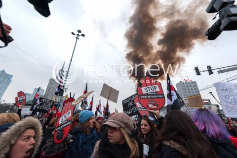  23.03.2018 WARSZAWA<br />CZARNY PIATEK PROTEST<br />N/Z UCZESTNICY WYDARZENIA RACE<br /> 
