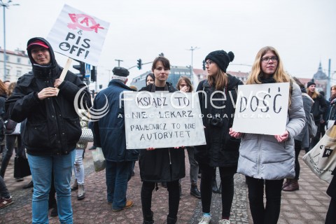  23.03.2018 GDANSK<br />CZARNY PIATEK - PROTEST KOBIET PRZECIWKO USTAWIE ANTYABORCYJNEJ<br />N/Z MANIFESTUJACY TRZYMAJACY TRANSPARENTY PIS OFF KSIADZ TO NIE LEKARZ PAWLOWICZ TO NIE AUTORYTET<br /> 