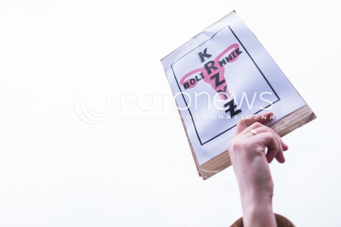  23.03.2018 GDANSK<br />CZARNY PIATEK - PROTEST KOBIET PRZECIWKO USTAWIE ANTYABORCYJNEJ<br />N/Z TRANSPARENT BOLI MNIE KRZYZ<br /> 