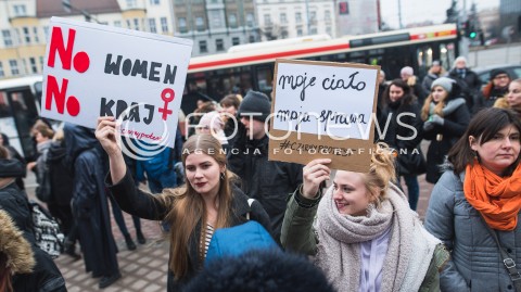  23.03.2018 GDANSK<br />CZARNY PIATEK - PROTEST KOBIET PRZECIWKO USTAWIE ANTYABORCYJNEJ<br />N/Z UCZESTNICZKI MANIFESTACJI Z HASLAMI NO WOMEN NO KRAJ MOJE CIALO MOJA SPRAWA<br /> 