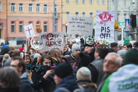  23.03.2018 GDANSK<br />CZARNY PIATEK - PROTEST KOBIET PRZECIWKO USTAWIE ANTYABORCYJNEJ<br />N/Z TRANSPARENTY MY PUSSY MY CHOICE ORDO LURIS MOZE MNIE CMOKNAC W DUPE<br /> 