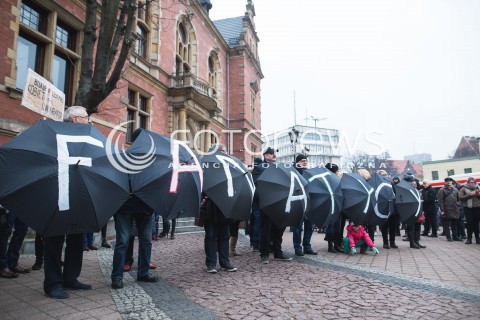  23.03.2018 GDANSK<br />CZARNY PIATEK - PROTEST KOBIET PRZECIWKO USTAWIE ANTYABORCYJNEJ<br />N/Z MANIFESTUJACY ROZLOZYLI CZARNE PARASOLKI Z NAPISEM FANATYCY<br /> 