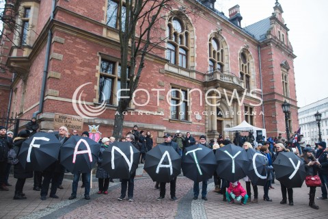  23.03.2018 GDANSK<br />CZARNY PIATEK - PROTEST KOBIET PRZECIWKO USTAWIE ANTYABORCYJNEJ<br />N/Z MANIFESTUJACY ROZLOZYLI CZARNE PARASOLKI Z NAPISEM FANATYCY<br /> 