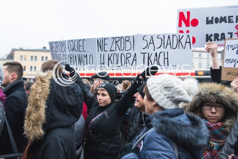  23.03.2018 GDANSK<br />CZARNY PIATEK - PROTEST KOBIET PRZECIWKO USTAWIE ANTYABORCYJNEJ<br />N/Z KOBIETA Z TRANSPARENTEM NIE ZROBI OJCIEC NIE ZROBI SASIADKA TEGO CO ZROBIA NAM CI W KOLORATKACH<br /> 