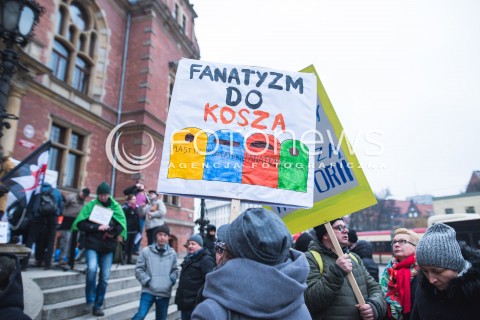  23.03.2018 GDANSK<br />CZARNY PIATEK - PROTEST KOBIET PRZECIWKO USTAWIE ANTYABORCYJNEJ<br />N/Z TRANSPARENT FANATYZM DO KOSZA<br /> 