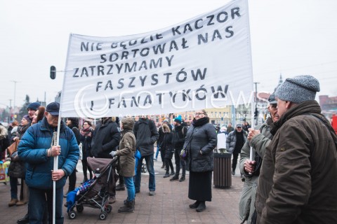  23.03.2018 GDANSK<br />CZARNY PIATEK - PROTEST KOBIET PRZECIWKO USTAWIE ANTYABORCYJNEJ<br />N/Z MANIFESTUJACY TRZYMAJACY TRANSPARENT NIE BEDZIE KACZOR SORTOWAL NAS ZATRZYMAMY FASZYSTOW I FANATYKOW<br /> 