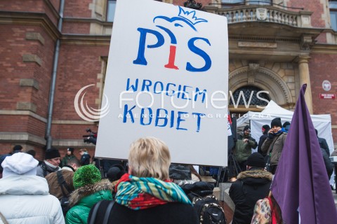  23.03.2018 GDANSK<br />CZARNY PIATEK - PROTEST KOBIET PRZECIWKO USTAWIE ANTYABORCYJNEJ<br />N/Z TRANSPARENT PIS WROGIEM KOBIET<br /> 