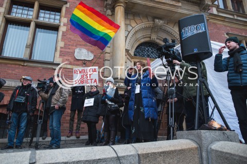  23.03.2018 GDANSK<br />CZARNY PIATEK - PROTEST KOBIET PRZECIWKO USTAWIE ANTYABORCYJNEJ<br />N/Z PRZEWODNICZACA MANIFESTACJI W GDANSKU LIDKA MAKOWSKA<br /> 