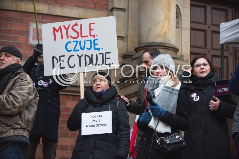  23.03.2018 GDANSK<br />CZARNY PIATEK - PROTEST KOBIET PRZECIWKO USTAWIE ANTYABORCYJNEJ<br />N/Z KOBIETY Z TRANSPARENTEM MYSLE CZUJE DECYDUJE<br /> 