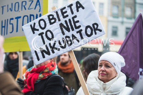  23.03.2018 GDANSK<br />CZARNY PIATEK - PROTEST KOBIET PRZECIWKO USTAWIE ANTYABORCYJNEJ<br />N/Z TRANSPARENT KOBIETA TO NIE INKUBATOR<br /> 
