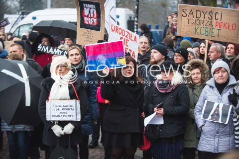  23.03.2018 GDANSK<br />CZARNY PIATEK - PROTEST KOBIET PRZECIWKO USTAWIE ANTYABORCYJNEJ<br />N/Z MANIFESTUJACE KOBIETY Z TRANSPARENTAMI<br /> 