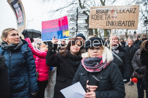  23.03.2018 GDANSK<br />CZARNY PIATEK - PROTEST KOBIET PRZECIWKO USTAWIE ANTYABORCYJNEJ<br />N/Z KOBIETY MANIFESTUJACE Z TRANSPARENTAMI<br /> 