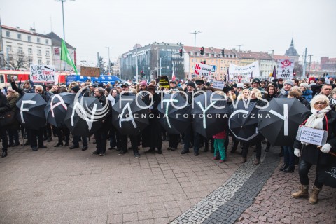  23.03.2018 GDANSK<br />CZARNY PIATEK - PROTEST KOBIET PRZECIWKO USTAWIE ANTYABORCYJNEJ<br />N/Z MANIFESTUJACY TRZYMAJACY CZARNE PARASOLE Z NAPISEM FANATYCY<br /> 