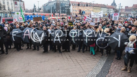  23.03.2018 GDANSK<br />CZARNY PIATEK - PROTEST KOBIET PRZECIWKO USTAWIE ANTYABORCYJNEJ<br />N/Z MANIFESTUJACY TRZYMAJACY CZARNE PARASOLE Z NAPISEM FANATYCY<br /> 