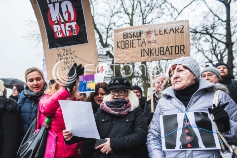  23.03.2018 GDANSK<br />CZARNY PIATEK - PROTEST KOBIET PRZECIWKO USTAWIE ANTYABORCYJNEJ<br />N/Z MANIFESTUJACE KOBIETY Z TRANSPARENTAMI<br /> 