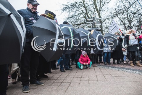  23.03.2018 GDANSK<br />CZARNY PIATEK - PROTEST KOBIET PRZECIWKO USTAWIE ANTYABORCYJNEJ<br />N/Z MANIFESTUJACY<br /> 