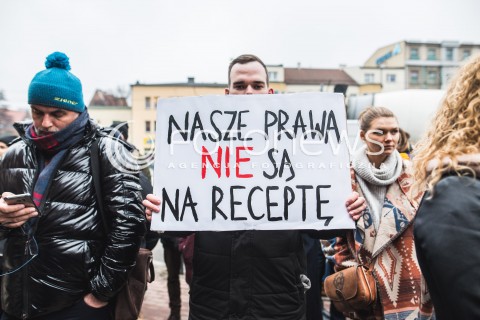  23.03.2018 GDANSK<br />CZARNY PIATEK - PROTEST KOBIET PRZECIWKO USTAWIE ANTYABORCYJNEJ<br />N/Z TRANSPARENT NASZE PRAWA NIE SA NA RECEPTE<br /> 