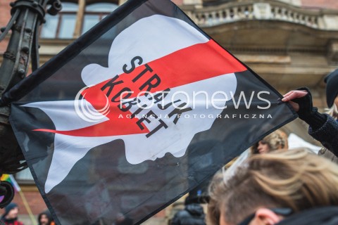  23.03.2018 GDANSK<br />CZARNY PIATEK - PROTEST KOBIET PRZECIWKO USTAWIE ANTYABORCYJNEJ<br />N/Z FLAGA Z LOGO STRAJK KOBIET<br /> 